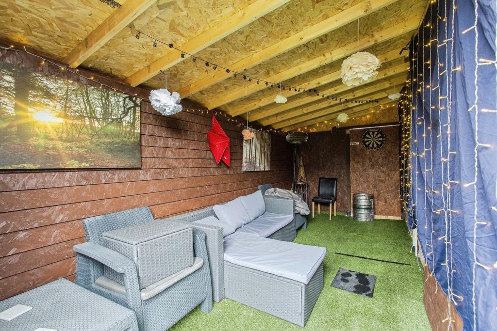 Outside Bar / Games
