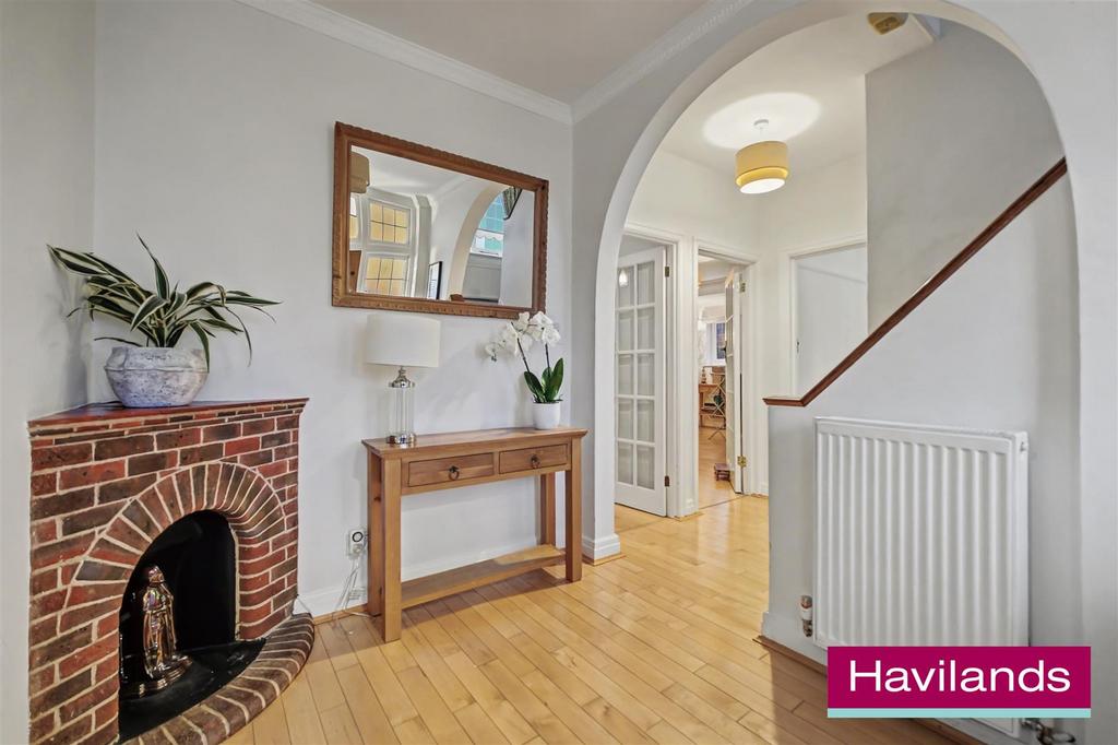 Creswell Way N21 1 AE-9.jpg