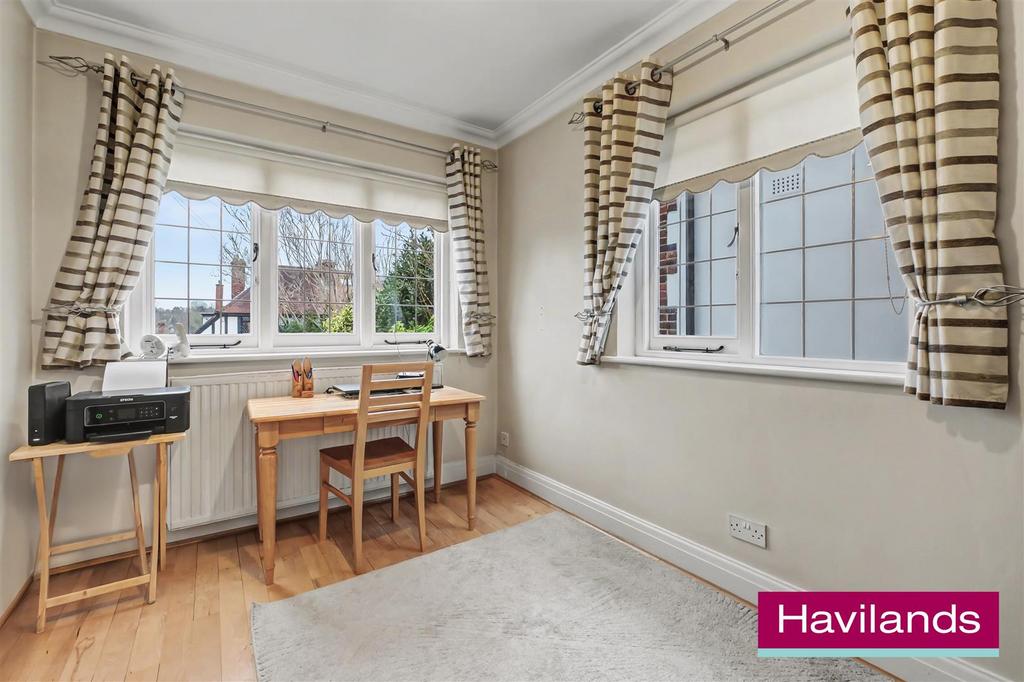 Creswell Way N21 1 AE-14.jpg
