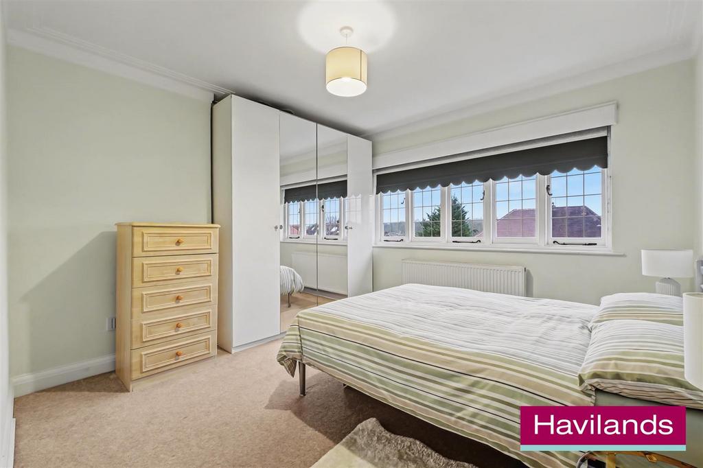 Creswell Way N21 1 AE-15.jpg