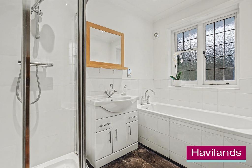 Creswell Way N21 1 AE-6.jpg