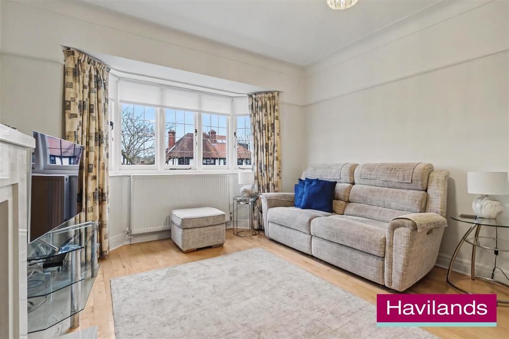 Creswell Way N21 1 AE-11.jpg
