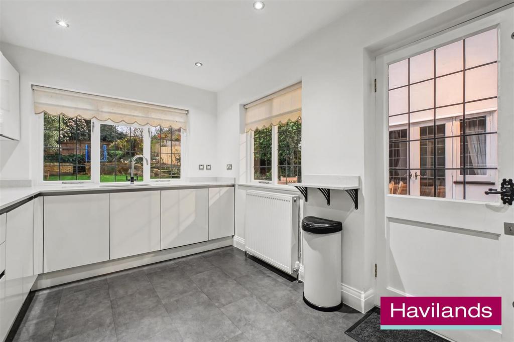 Creswell Way N21 1 AE-12.jpg