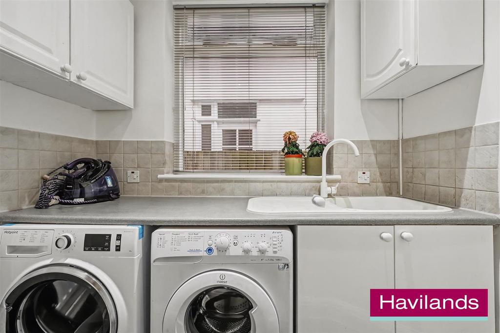 Creswell Way N21 1 AE-13.jpg