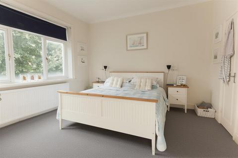 2 bedroom flat for sale, Chatsworth Road, London NW2