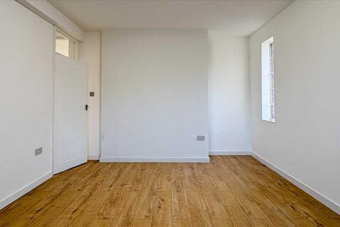 3 bedroom apartment to rent, London N4