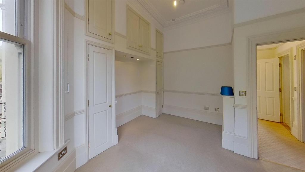 Flat-4-Rotunda-House-Closet.jpg