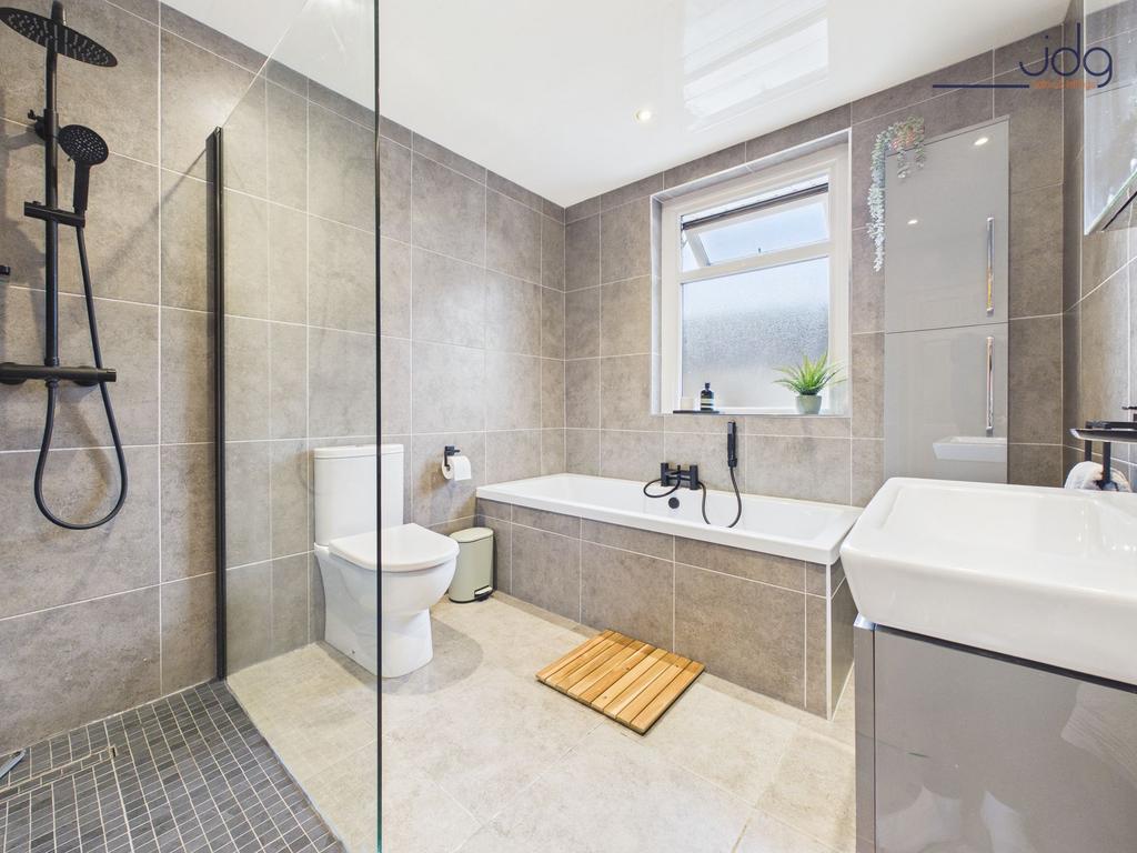 Spacious Bathroom