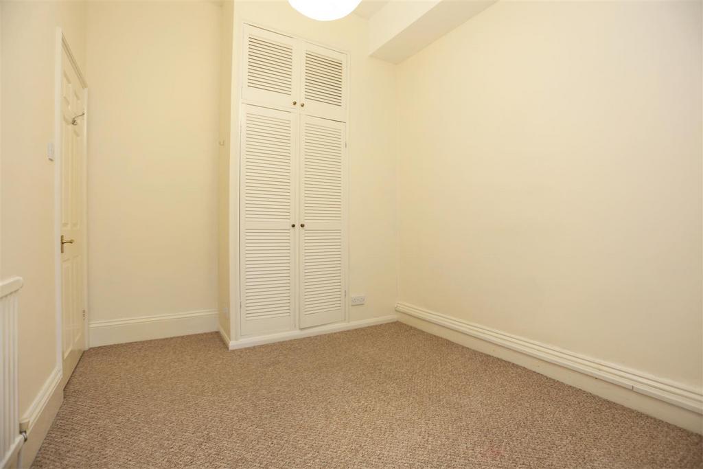 3, 6 Evelyn Terrace bed 1.JPG