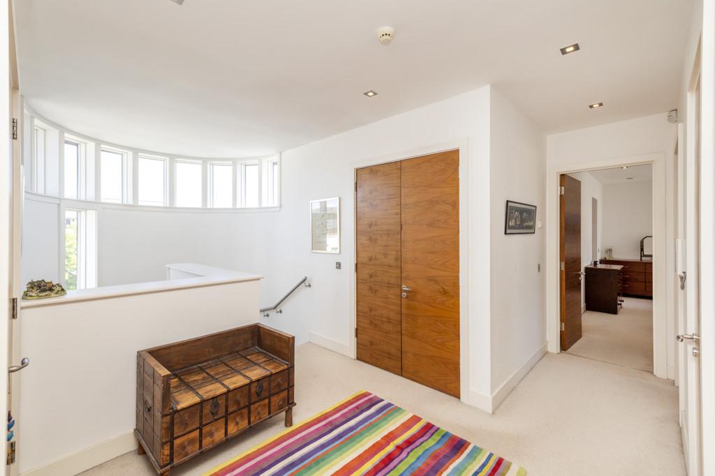Landing of 1 Brighouse Park Rigg