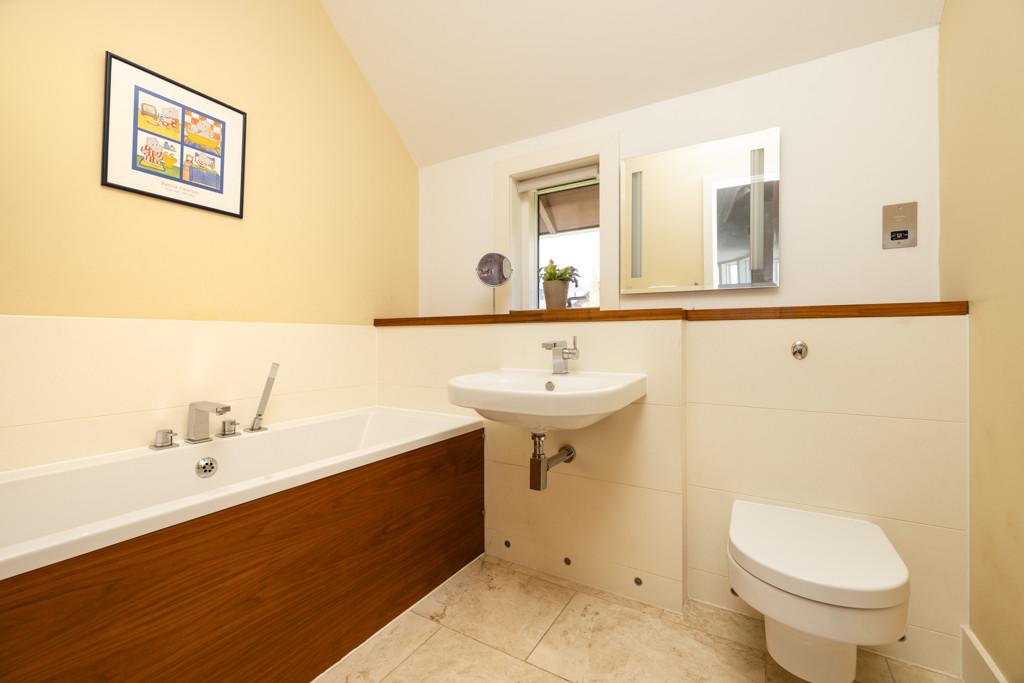 Bathroom of 1 Brighouse Park Rigg