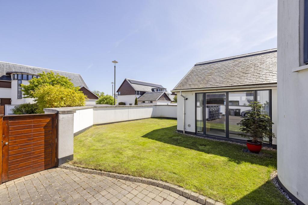 Front Garden of 1 Brighouse Park Rigg