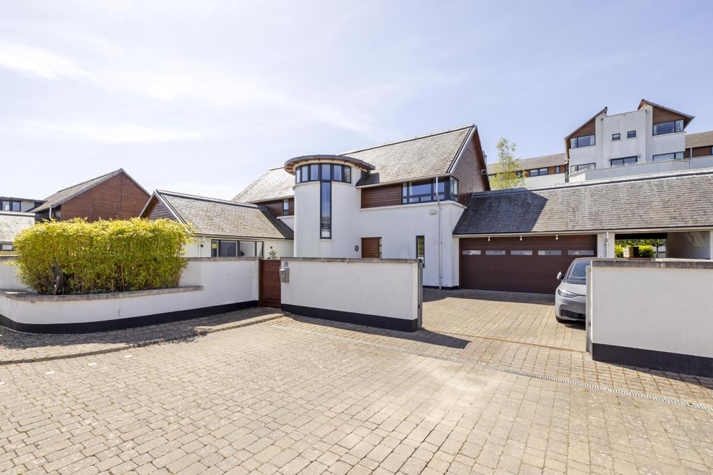 Exterior of 1 Brighouse Park Rigg