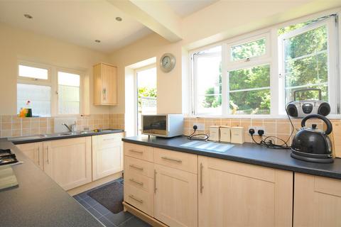 undefined, Queens Road, Kingston Upon Thames KT2