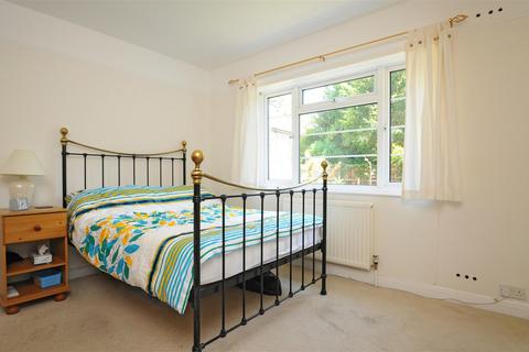 undefined, Queens Road, Kingston Upon Thames KT2