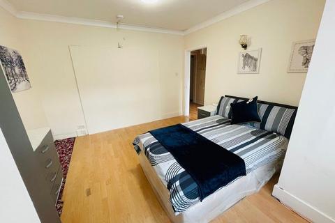 1 bedroom in a house share to rent, Warwick Road, Southall, UB2 4NX