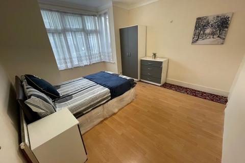 1 bedroom in a house share to rent, Warwick Road, Southall, UB2 4NX