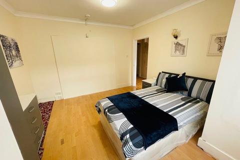 1 bedroom in a house share to rent, Warwick Road, Southall, UB2 4NX