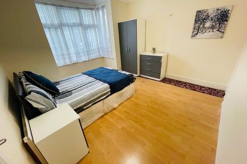 1 bedroom in a house share to rent, Warwick Road, Southall, UB2 4NX