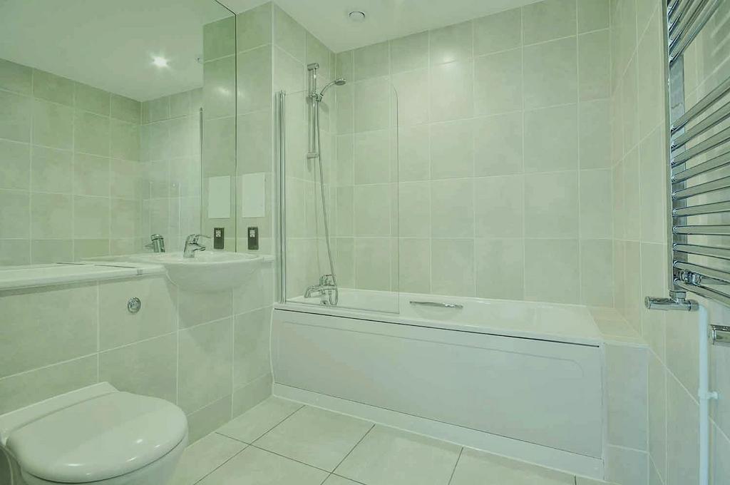 25-burlington-green-2-bollo-lane Bath 2 LR.JPG