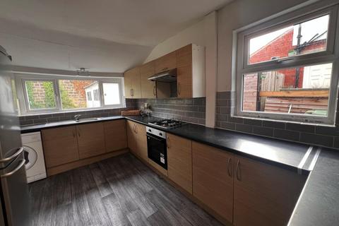 4 bedroom house to rent, Dennistead Crescent, Leeds LS6