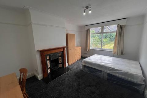4 bedroom house to rent, Dennistead Crescent, Leeds LS6