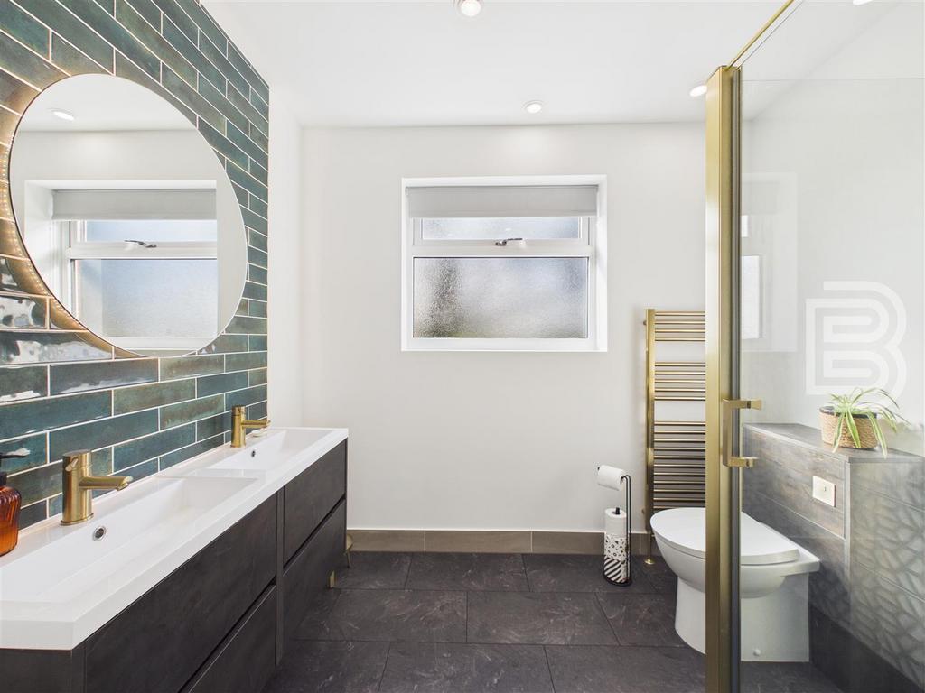 Ensuite 1.jpg