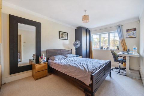 3 bedroom flat for sale, West Common Road, Bromley, Kent, BR2