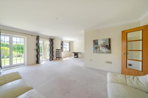 3 bedroom flat for sale, West Common Road, Bromley, Kent, BR2