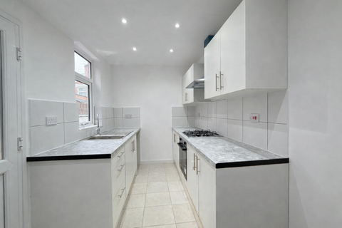 4 bedroom terraced house to rent, Nutfield road, Leicester LE3
