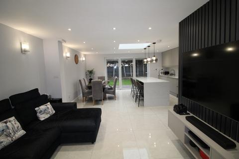 4 bedroom semi-detached house to rent, Westmacott Drive, Feltham TW14