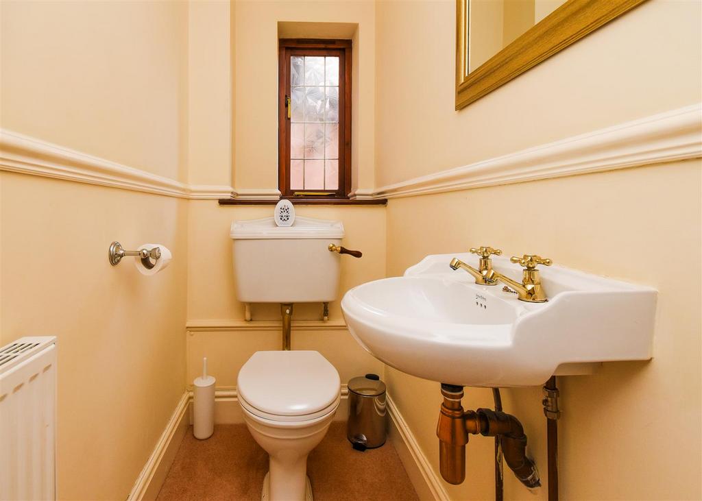 Keepers Lodge - Guest Cloakroom.jpg