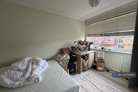 4 bedroom terraced house to rent, Cleave Avenue, Hayes, UB3