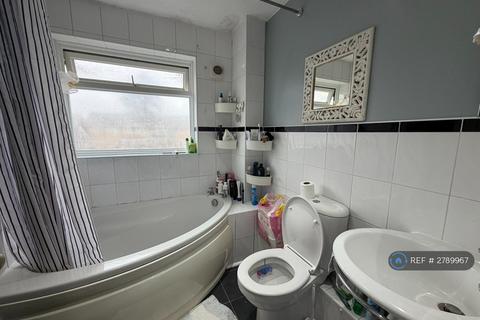 4 bedroom terraced house to rent, Cleave Avenue, Hayes, UB3