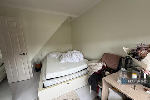 4 bedroom terraced house to rent, Cleave Avenue, Hayes, UB3
