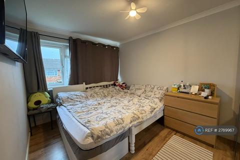 4 bedroom terraced house to rent, Cleave Avenue, Hayes, UB3
