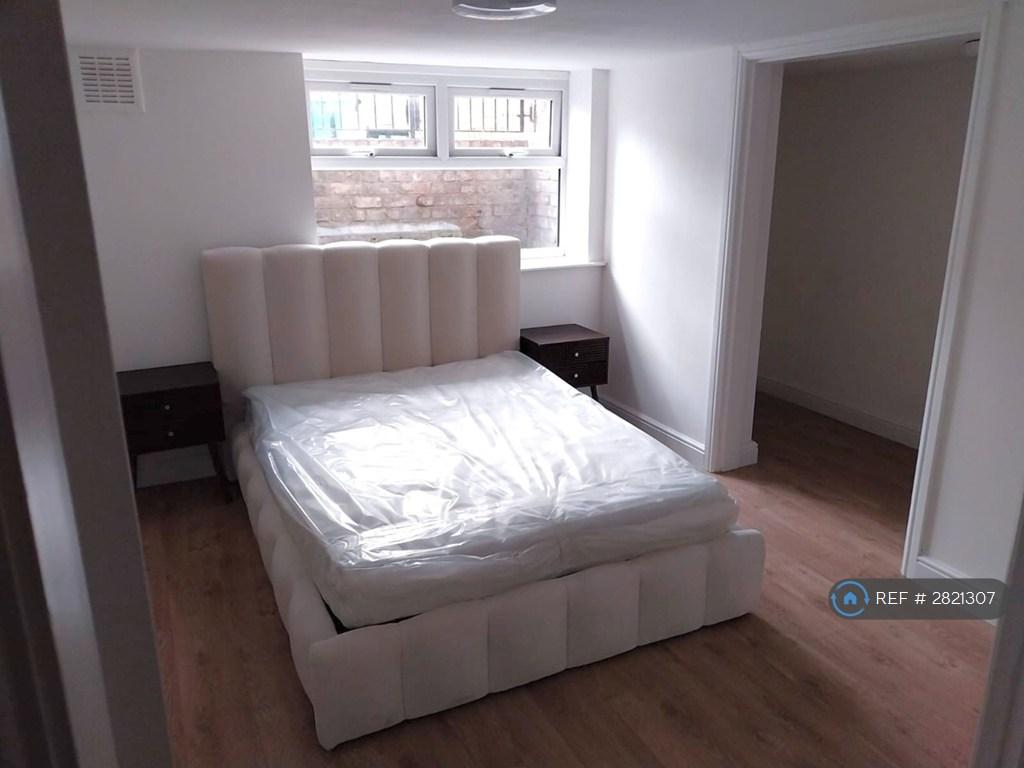 Bedroom 1 w/ Walk In Wardrobe