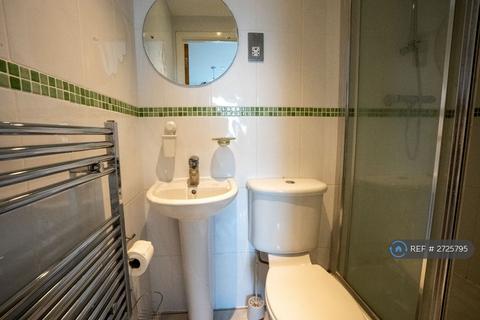 2 bedroom flat to rent, Jigger Mast House, London, SE18