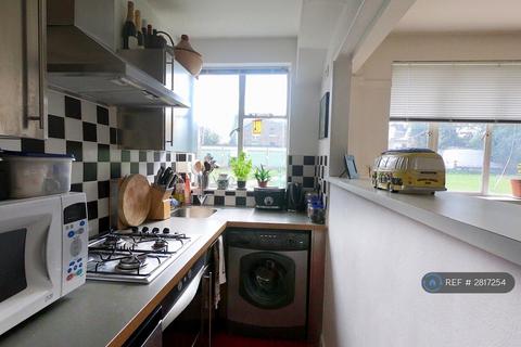 2 bedroom flat to rent, Sandhurst Court, London, SW2