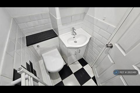 5 bedroom flat to rent, Strafford House, London, SE8