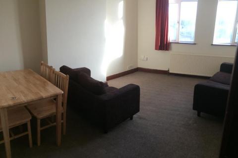 2 bedroom flat to rent, Cheapside, Palmers Green, N13