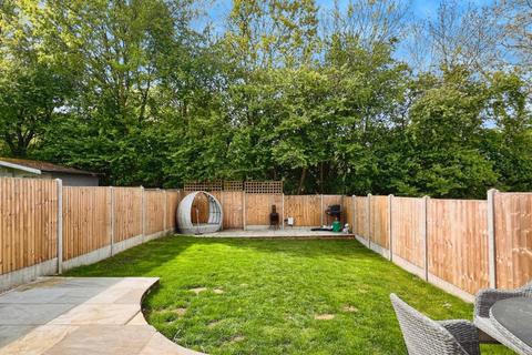 3 bedroom semi-detached house to rent, The Rise, Ashford