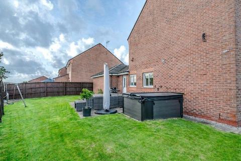 4 bedroom house to rent, Dam Wood Close, Chorley, PR7