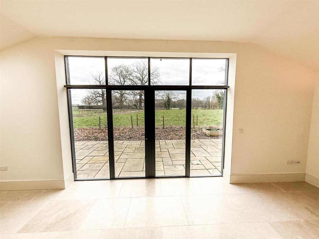 Lounge Windows