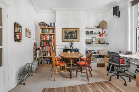 Studio to rent, Balham Hill, Clapham, London