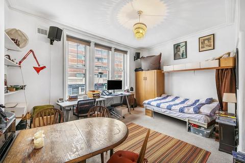 Studio to rent, Balham Hill, Clapham, London