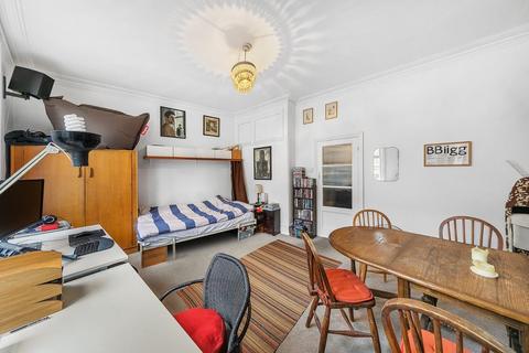 Studio to rent, Balham Hill, Clapham, London