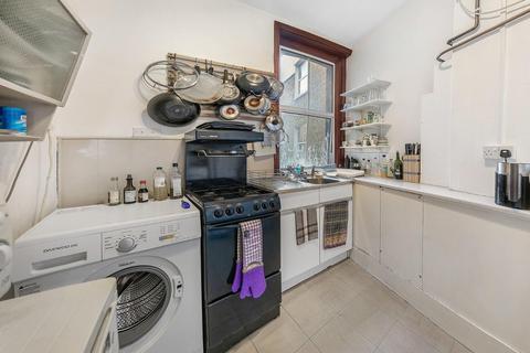 Studio to rent, Balham Hill, Clapham, London