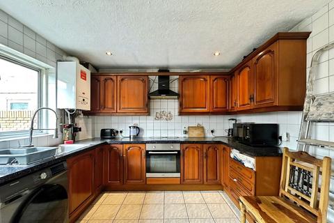4 bedroom end of terrace house for sale - Atkinson Road, London E16