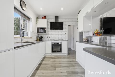 4 bedroom end of terrace house for sale, Dorset Avenue, Romford, RM1